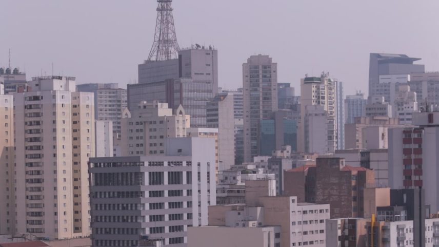 Vista da capital paulista: chegada de ar frio de origem polar proporcionou tarde mais seca do ano. (Foto: Tiago Queiroz/Estadão)