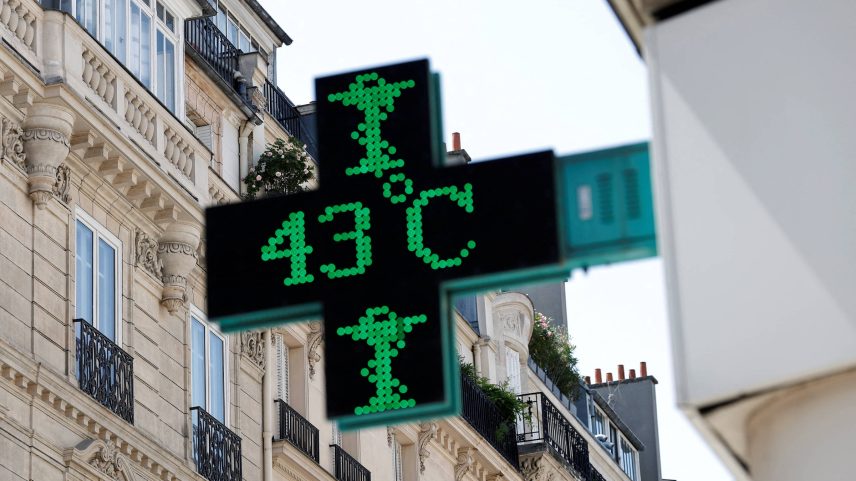 Termômetro de rua registra temperatura de 43°C durante onda de calor em Paris, França (Foto: Benoit Tessier/1°.jul.25/Reuters)