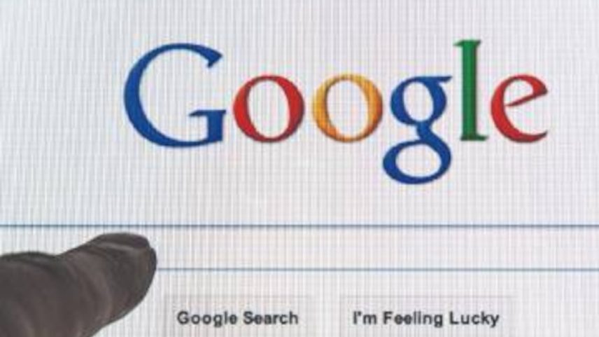 Um usuário mostra o buscador do Google. (Foto: Getty Images)