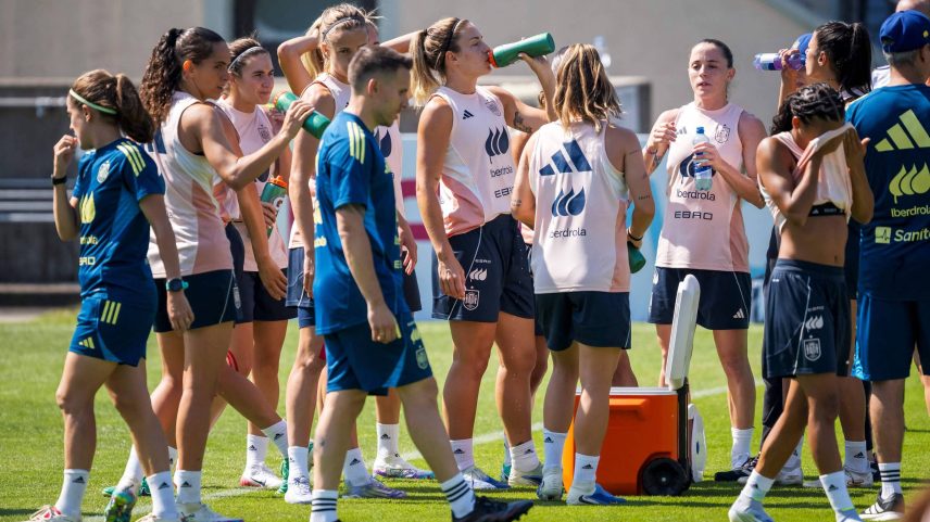 Jogadoras da Espanha durante treino preparatório para a Eurocopa no Estádio Juan-Antonio Samaranch em Lausanne, na Suíça (Foto: Fabrice Coffrini - 1º.jul.2025/AFP)