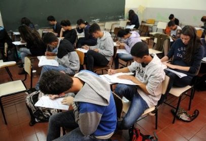 Câmara avança com projeto que proíbe aprovação automática de estudantes