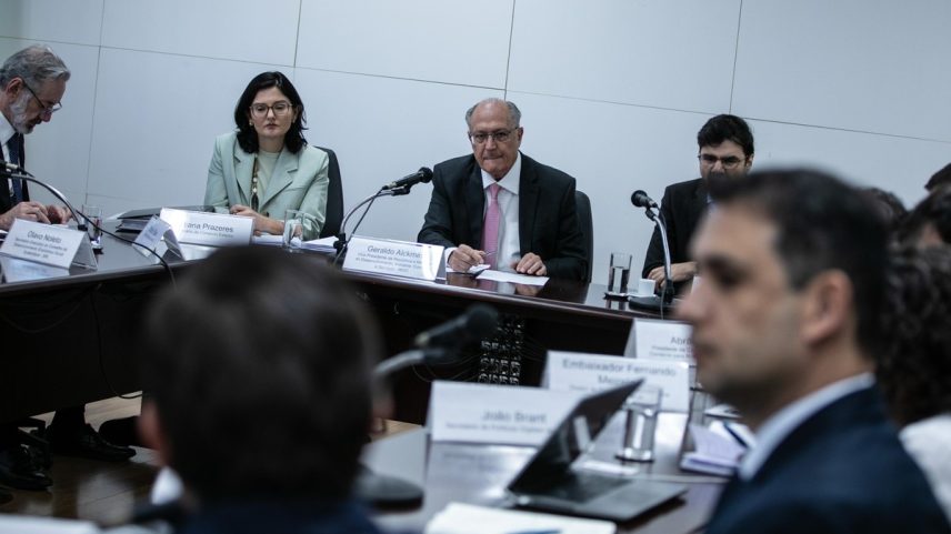 O vice-presidente e ministro da Indústria Geraldo Alckmin conduz nova rodada de reunião com empresários sobre tarifas de Trump (Foto: Brenno Carvalho/Agência O Globo)