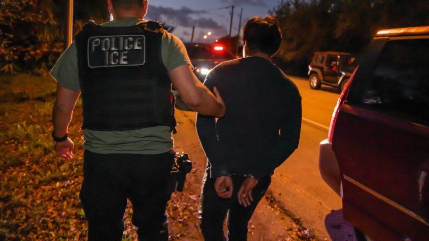Uma detenção após uma operação em West Palm Beach, na Flórida, em 13 de fevereiro de 2025. (Foto: U.S. Immigration and Customs Enforcement)