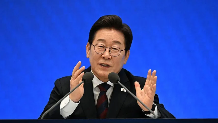Lee Jae Myung foi eleito presidente em uma eleição antecipada após a crise da lei marcial (Foto: Getty Images)