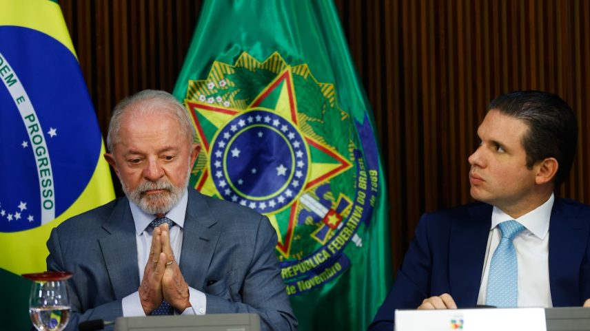 O presidente Luiz Inácio Lula da Silva em solenidade ao lado do presidente da Câmara, Hugo Motta (Foto: Wilton Junior / Estadão)