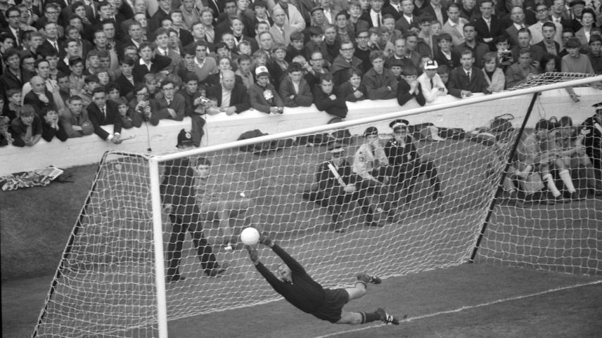 Lev Yashin realiza uma parada em 1966. (Foto: ullstein bild via Getty Images)