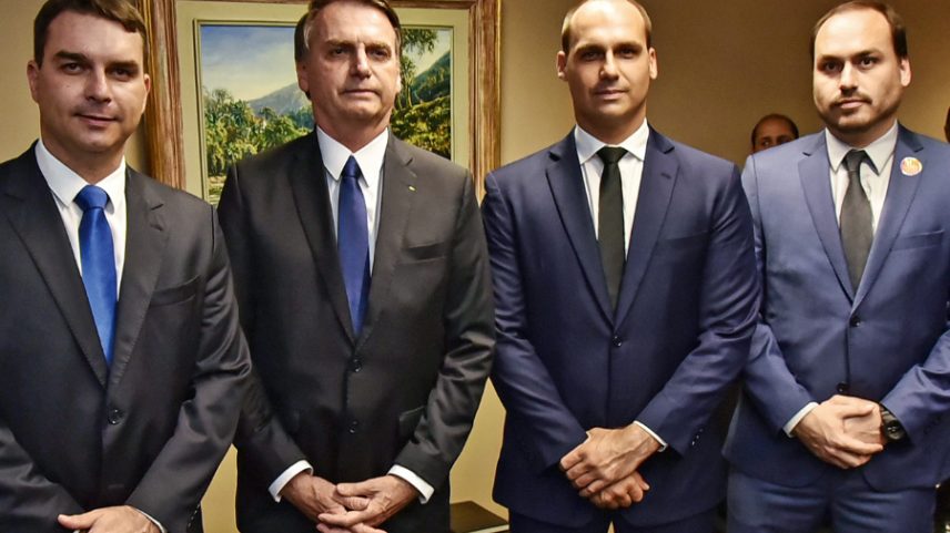 Ex-presidente Jair Bolsonaro com os filhos Flávio, Eduardo e Carlos (Foto: Roberto Jayme/Ascom/TSE)
