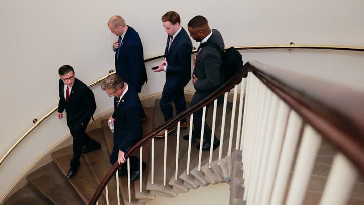 O presidente da Câmara, Mike Johnson (R-LA) (L), conversa com o deputado Andy Ogles (R-TN) enquanto deixam o Capitólio dos EUA durante uma votação processual sobre o One, Big, Beautiful Bill Act em 2 de julho de 2025, em Washington, DC. (Foto: Chip Somodevilla | Getty Images)
