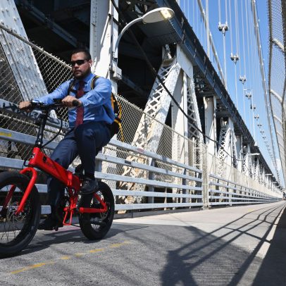GOP prioriza escultura de 'heróis' enquanto desestimula o uso de bicicletas no trabalho