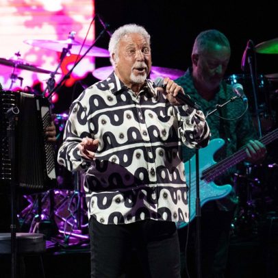 Tom Jones adia show por infecção respiratória e lamenta a situação aos fãs