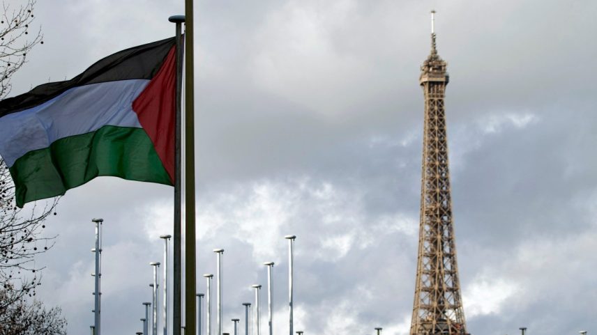 Bandeira palestina é hasteada pela primeira vez, em 13/12/2011, acima de agência da ONU, a sede da Unesco em Paris (Foto: Joël SAGET / AFP)