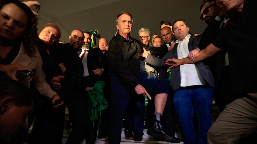 O ex-presidente mostrou para os jornalistas a tornozeleira eletrônica que foi colocada por ordem do STF, na saída da Câmara dos Deputados, após reunião com a liderança do PL, na segunda-feira, 21. (Foto: WILTON JUNIOR)