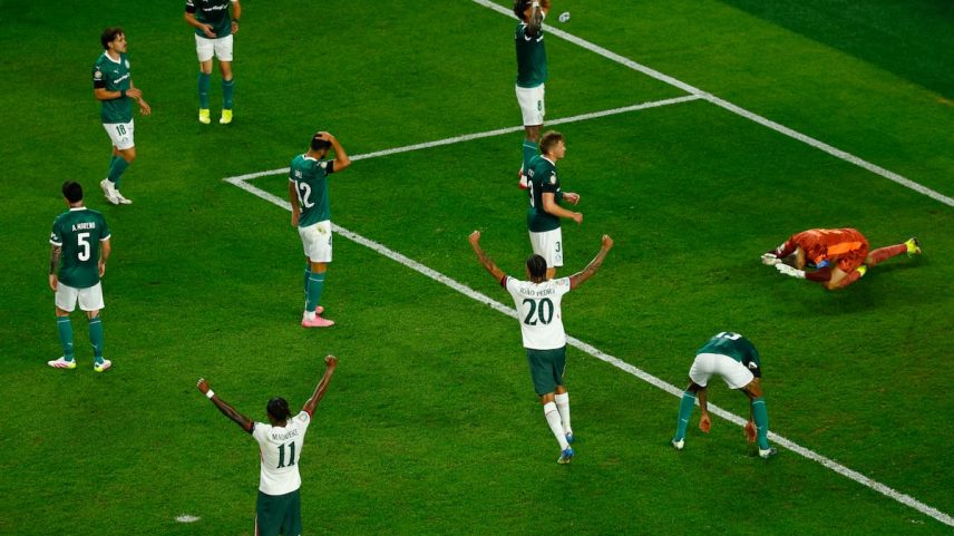 Weverton, o goleiro do Palmeiras, está no chão e cercado por jogadores de sua equipe e do Chelsea, após sofrer o segundo gol por um erro seu. (Foto: Susana Vera/REUTERS)