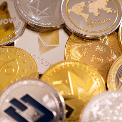 Ações de criptomoedas disparam após assinatura de lei de stablecoins por Trump
