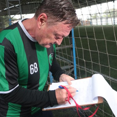Brasileiro se autoproclama 'maior artilheiro do mundo' e busca 10 mil gols