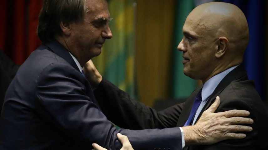 O presidente Jair Bolsonaro cumprimenta o ministro Alexandre de Moraes em evento no TSE (Foto: Cristiano Mariz/Agência O Globo)