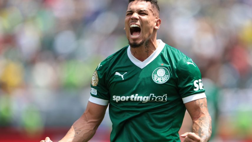 Paulinho comemorando o gol que classificou o Palmeiras para as quartas de final (Foto: Jonathan Moscrop/Getty Images)