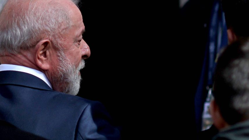 Presidente Lula durante visita à ex-presidente argentina Cristina Kirchner: partidos com ministérios acionaram STF para manter decreto que sustou aumento do IOF (Foto: Tomas Cuesta/REUTERS)