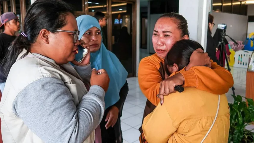 Membros da família aguardam atualizações enquanto a busca por passageiros desaparecidos continua, após um ferry afundar em Bali, Indonésia (Foto: Getty Images)