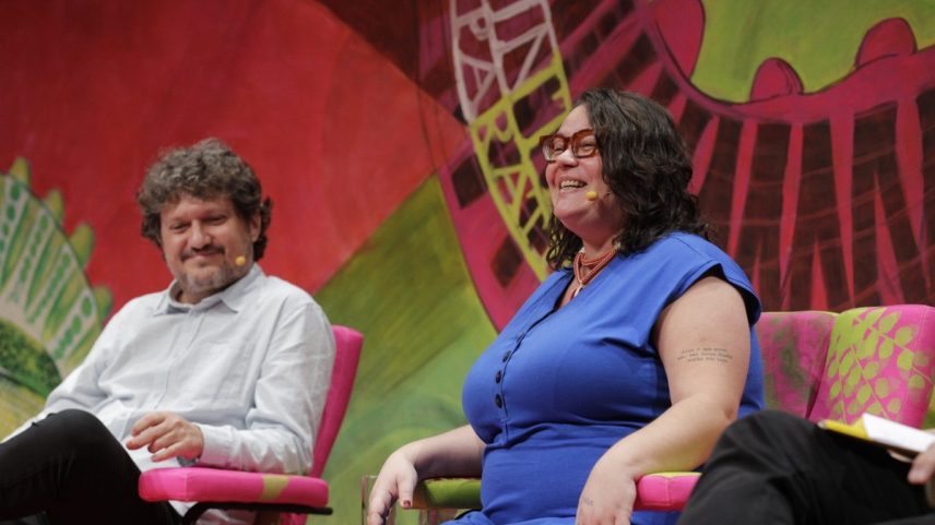Fabrício Corsaletti e Lilian Sais abriram segundo dia de programação oficial da Flip (Foto: Alexandre Cassiano / Agência O Globo)