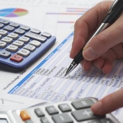 Juros altos aumentam a inadimplência entre pequenas empresas no Brasil