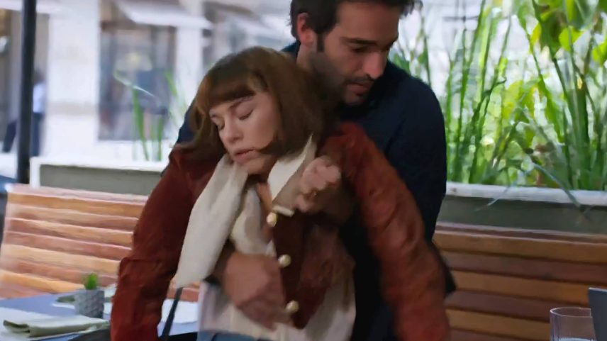 Solange Duprat (Alice Wegmann) desmaia durante briga com Afonso Roitman (Humberto Carrão) (Foto: Reprodução Globo)