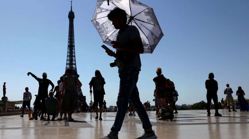 Turista se protege do calor em Paris (Foto: REUTERS/Tom Nicholson)
