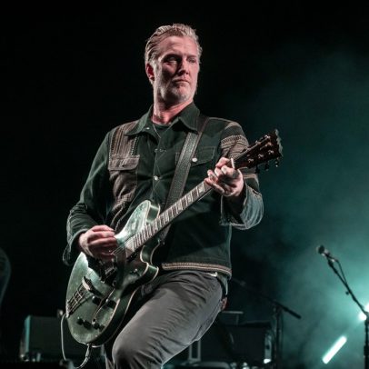 Josh Homme revela crise de saúde que cancelou turnê de 2024 e o afastou por meses