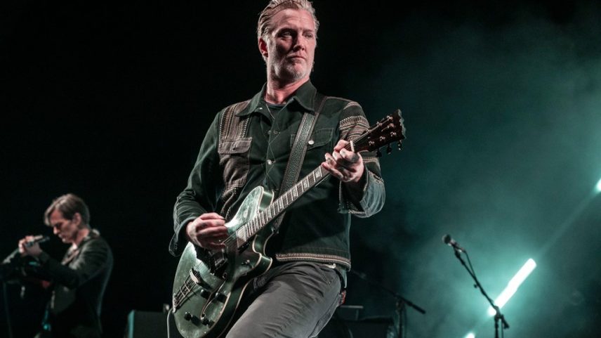Josh Homme, do QOTSA, falou sobre a crise de saúde que levou ao cancelamento da turnê da banda em 2024, passando 'sete meses' na cama. (Foto: Reprodução)