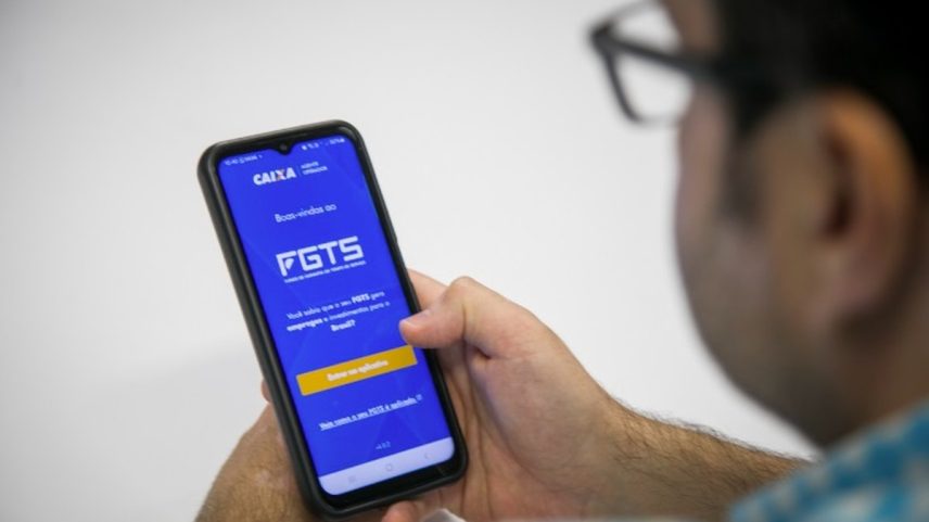 Aplicativo do FGTS (Foto: Guito Moreto/Agência O Globo)