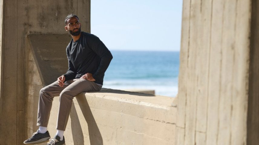Os Meta Pants da Vuori, após rigorosos testes, são as calças mais confortáveis que vestimos em anos e são uma ótima escolha para quem está sempre em movimento. (Foto: Reprodução)