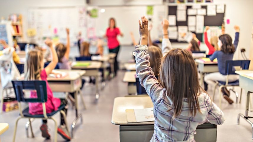 Professora e crianças em sala de aula (Foto: Divulgação/AdobeStock)