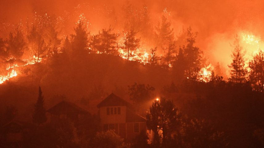 Fumaça e chamas perto de áreas residenciais no distrito de Safranbolu, em Karabuk, na Turquia. 26/07/2025 (Foto: Omer Urer/Anadolu/Getty Images)