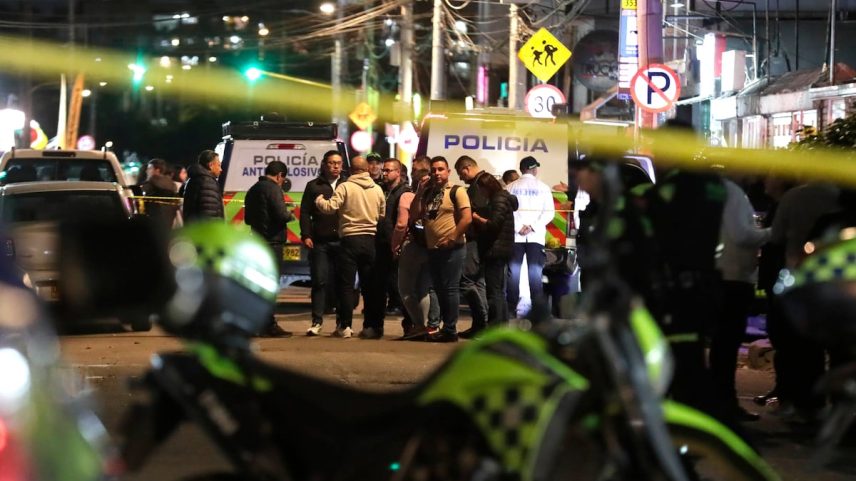 Integrantes da Polícia Nacional da Colômbia custodiando a área do atentado ao senador colombiano Miguel Uribe Turbay, em Bogotá. (Foto: Carlos Ortega - EFE)