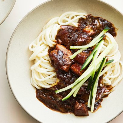 Macarrão coreano com pasta de feijão-preto conquista paladares pelo sabor único