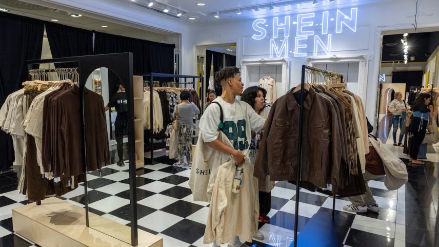 Jovens compram no centro comercial Ontario Mills Mall, Califórnia, em outubro de 2023. (Foto: Allen J. Schaben/Los Angeles Times/Getty Images)