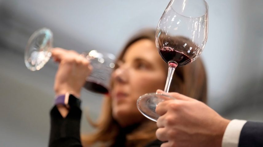Cata de vinho na Wine Week de Barcelona, onde foi apresentada a associação Artisan Wine Attraction. (Foto: Enric Fontcuberta/EFE)