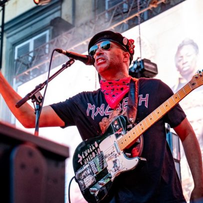 Tom Morello lança música de protesto sobre justiça e imigração com 'Pretend You Remember Me'