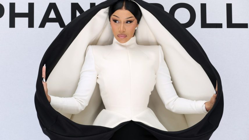 Cardi B aparentemente abordou rumores de separação com Stefon Diggs ao disparar uma série de tweets para o X. (Foto: Reprodução)