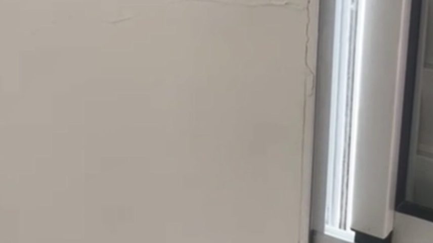 Moradora de Paraisópolis mostra marcas de tiros em sua casa após morte de jovem pela PM (Foto: Andréa Menezes)