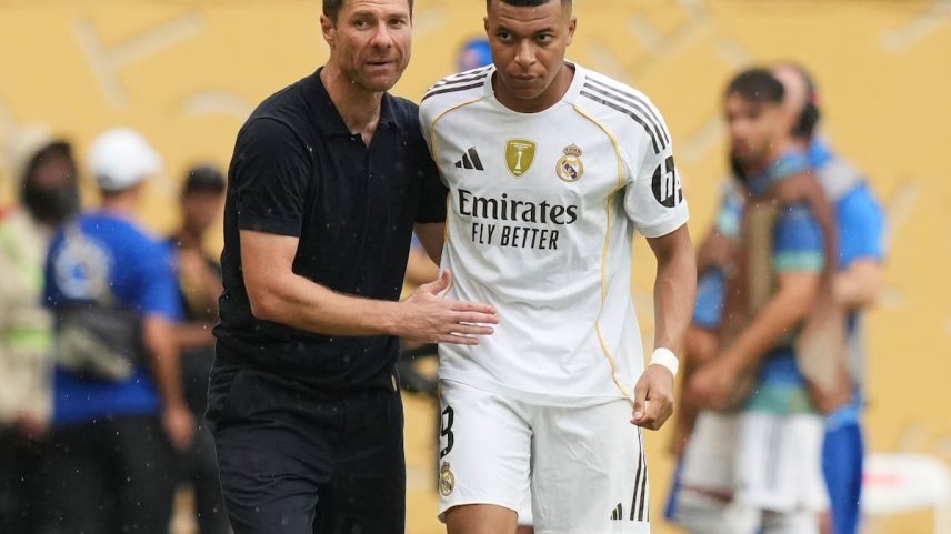 Xabi Alonso e Mbappé no partido contra a Juventus. (Foto: Associated Press/LaPresse)
