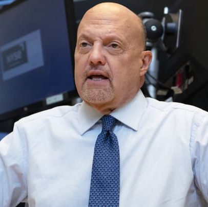 Jim Cramer atualiza suas ações: banco em alta entra e ação em baixa sai