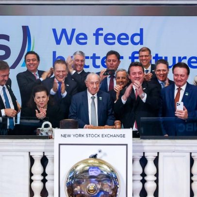 JBS estreia na Bolsa de Nova York com toque de sino de Zé Mineiro
