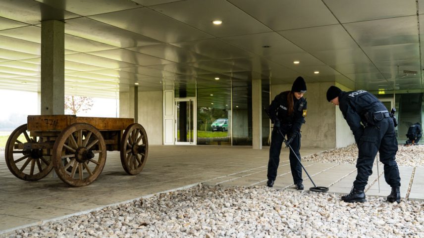 Polícia procura por moedas de ouro roubadas do Museu Kelten Römer em 2022. (Foto: dpa/picture alliance via Getty)