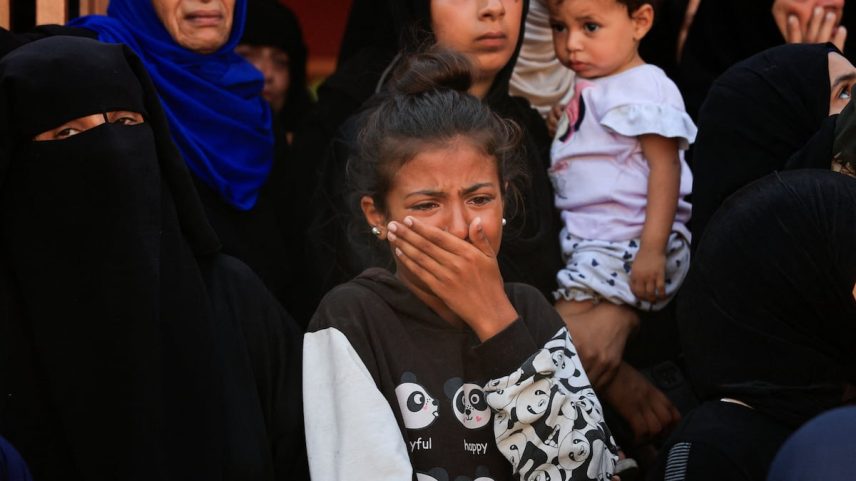 Uma menina chorava este miércoles durante o funeral de vários cidadãos palestinos mortos em um bombardeio israelense em Jan Yunís, na faixa de Gaza. (Foto: Hatem Khaled/REUTERS)