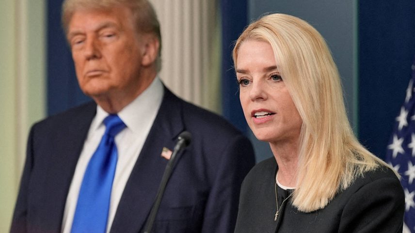 A secretária de Justiça dos EUA, Pam Bondi, junto com o presidente americano, Donald Trump, em entrevista coletiva na Casa Branca, em Washington (Foto: Ken Cedeno - 27.jun.25/Reuters)