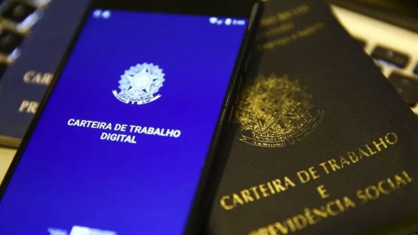 Carteira de trabalho física ao lado de uma carteira de trabalho digital (Foto: Agência O Globo)
