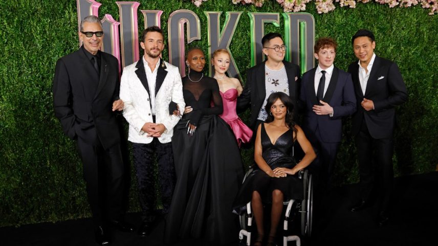 Bowen Yang revelou qual estrela de 'Wicked' não está no grupo de chat do elenco em um novo episódio de 'Hot Ones Versus.' (Foto: Reprodução)