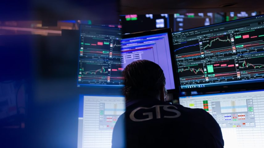 Os futuros em NY operavam em alta nesta manhã de quinta-feira (31), impulsionados por balanços corporativos positivos (Foto: Michael Nagle/Bloomberg)