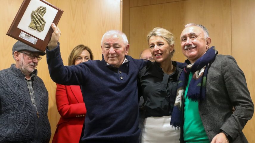 Yolanda Díaz, acompanhada pelo secretário geral da UGT, Pepe Álvarez, faz entrega do prêmio ao trabalho da Fundação Luís Tilve a seu pai, o ex-secretário geral da CCOO-Galicia, Suso Díaz, em janeiro de 2024. (Foto: XOÁN REY / EFE)
